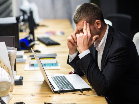 homme-devant-ordinateur-se-tient-la-tete-pour-mots-de-passe